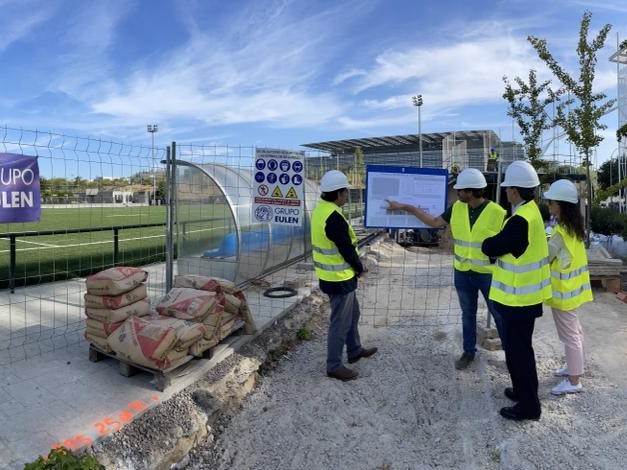 El concejal de Hortaleza, David Pérez, en la visita a las obras de construcción del nuevo edificio de vestuarios de la Instalación Deportiva Básica Parque Juan Pablo II